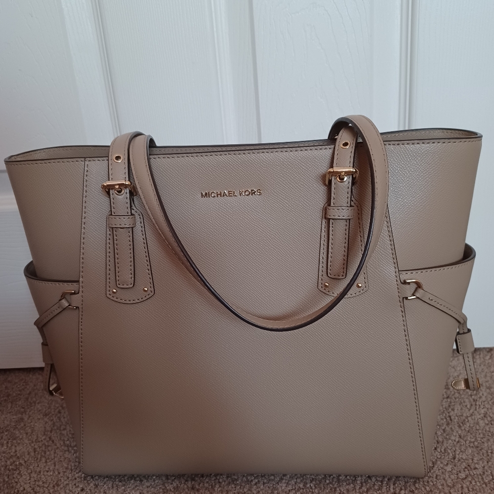 🤩👜Michael Kors EW Voyager Tote👜🤩